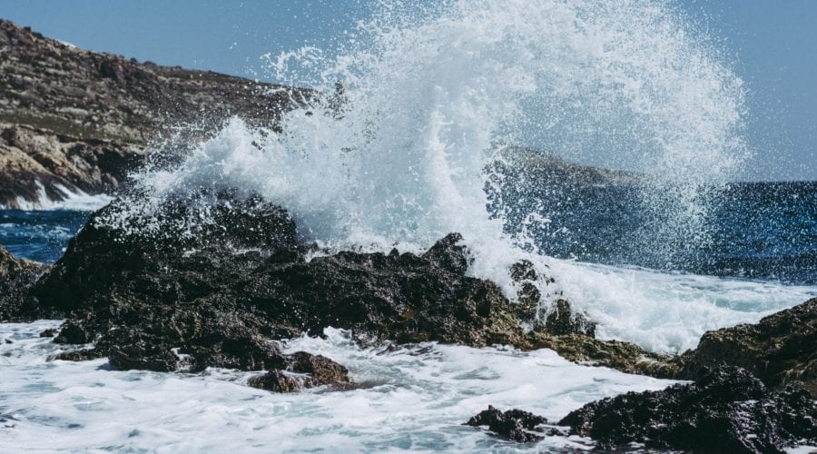 ocean-crash-on-rocks